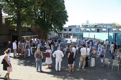 Buiten bij de bibliotheek